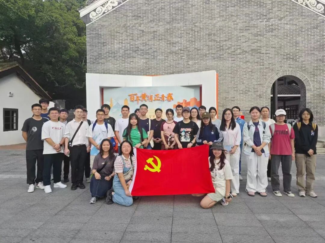 宿舍成员参与主题党日活动